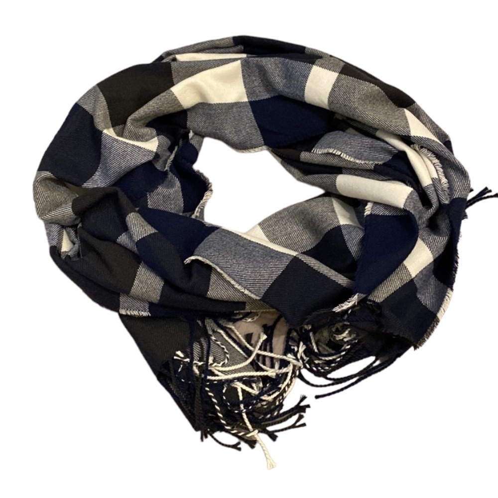 Plush scarf . Very good condition. 26”70”